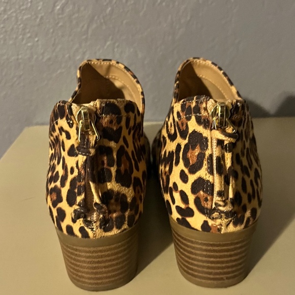 Kenneth Cole REACTION Women's Size 7M Side Way Low Heel Ankle Bootie Leopard - Picture 3 of 8